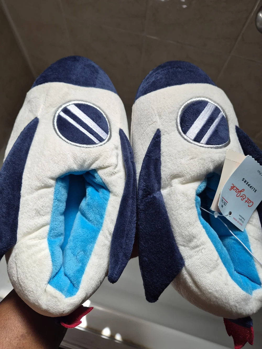 Cat & Jack Navy & Cream Plush Slippers Size M (2/3)